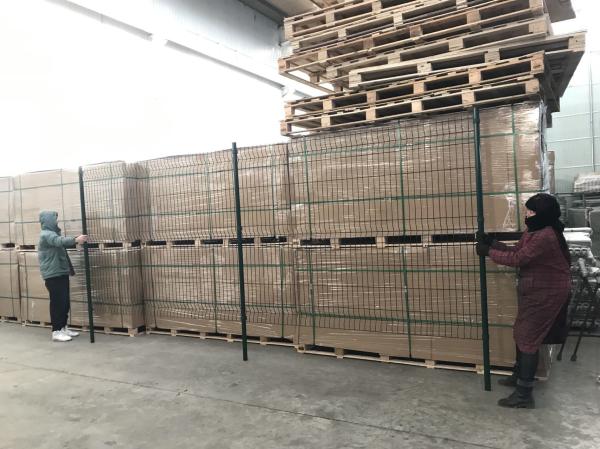 O agregado familiar que constrói 3d curvou a cerca Dutch Post