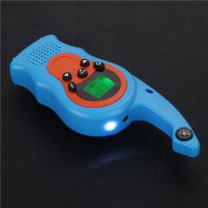 Las manos liberan el juguete del Walkietalkie de las pilas AAA de los niños