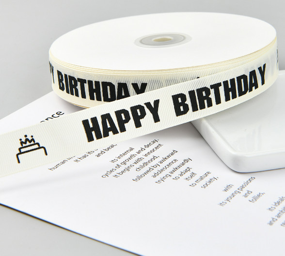 Ленты обруча подарка именниного пирога нервюры стиля INS орденская лента букета бежевой английская