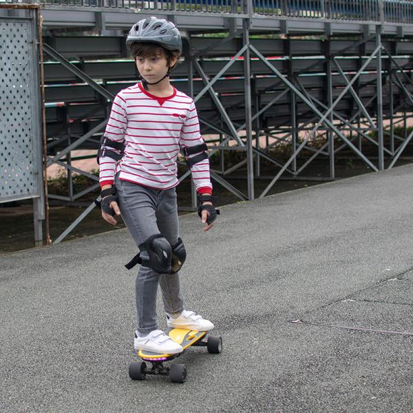 100w 15KM/H Bluetooth Portable Electric Skateboard With PU 70MM Wheel Brushless Motor