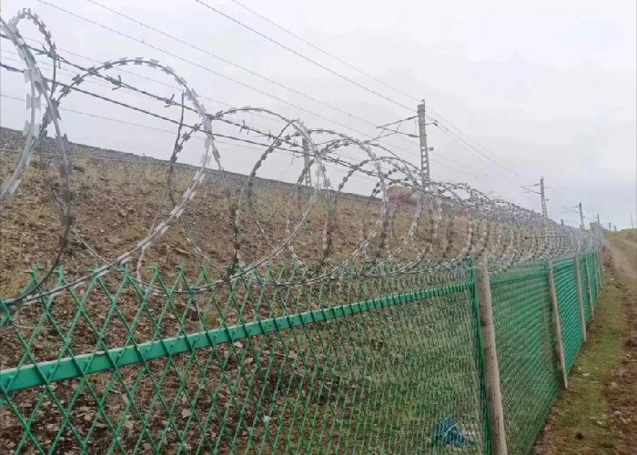 High Security Galvanized Razor Barbed Wire BTO-22 For Prison And Border Perimeter Protection