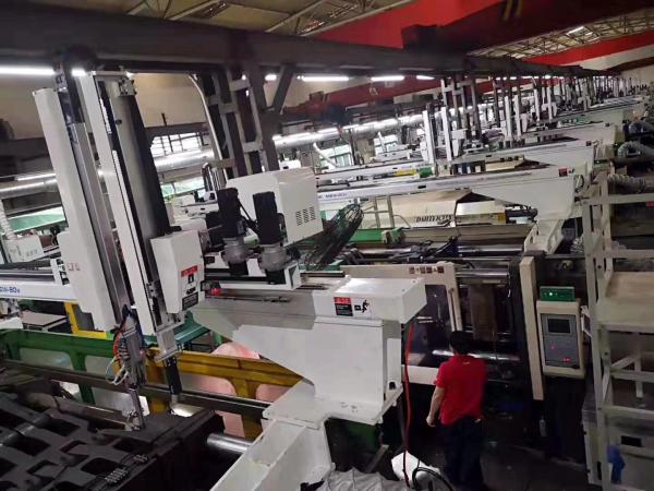 1800mm Traverse Take Out Robot 300Kg Main Body 0 . 5 - 0 . 7Mpa Air Pressure