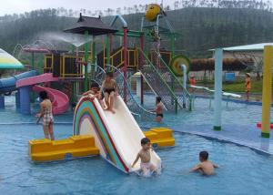 O equipamento/crianças do campo de jogos do parque do Aqua molha a casa para o