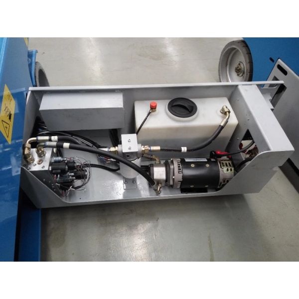 Indoor Outdoor Single Man  Electric Scissor Lift  Pneumatic 8m 10m 12m Towable