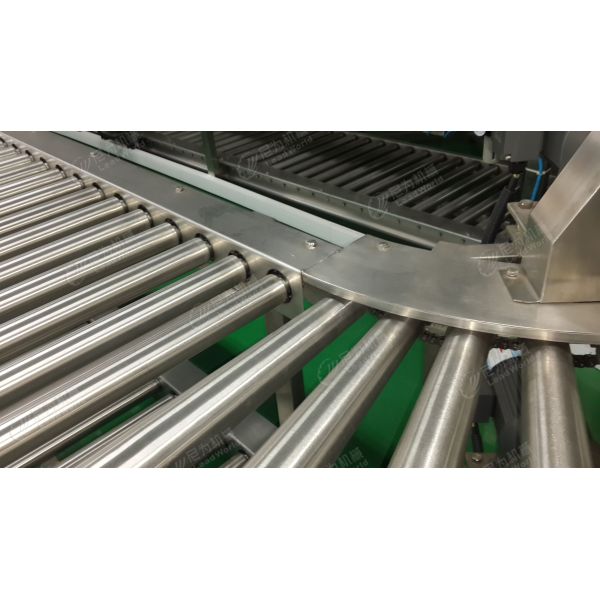 Инженер рисует стальные конечные колпачки ремни конвейерная система для упаковочной линии