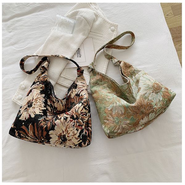 L'équipement est équipé d'un boîtier de poche, un sac à main, un sac à main, un sac à main, un sac à main, un sac à main.