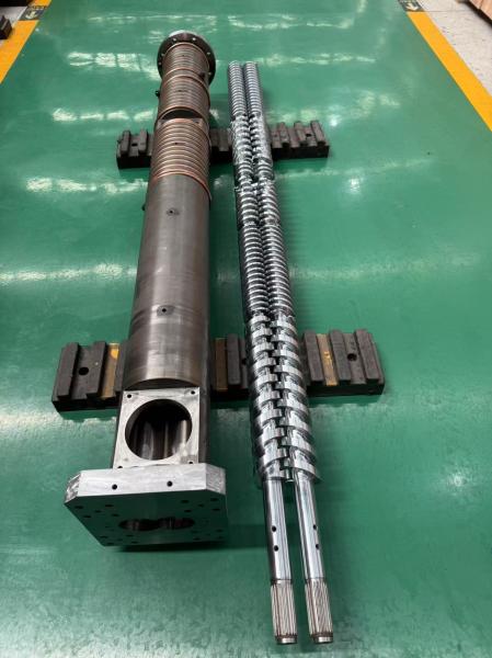Vis et canons parallèles doubles HRC58-62 Dureté du canon pour une rectitude de vis de précision 0,015 mm/100 mm
