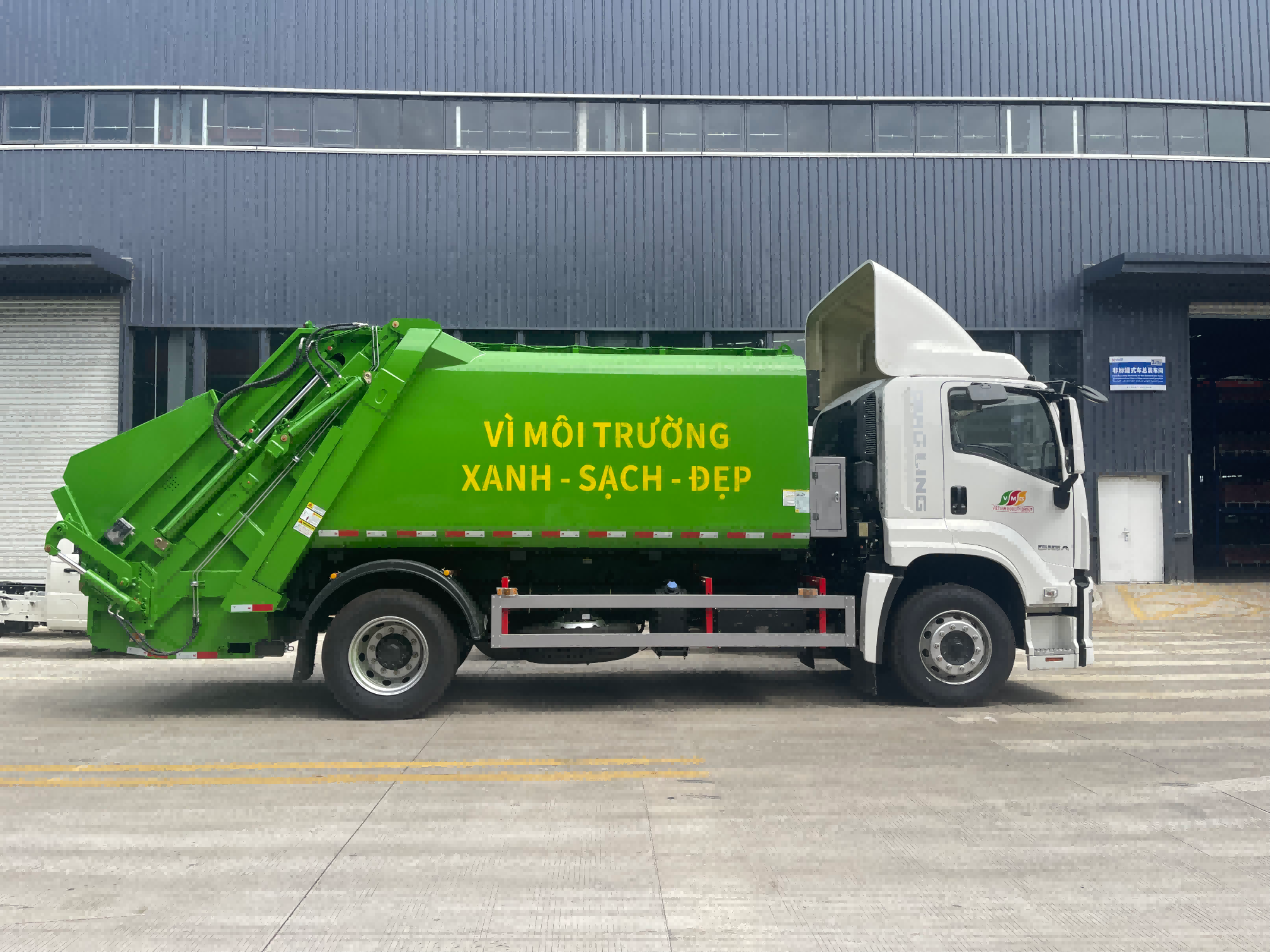 ISUZU Garbage Compactor Truck with 12m3 Volume Euro 4 Emission and Mechanized Rear Loading