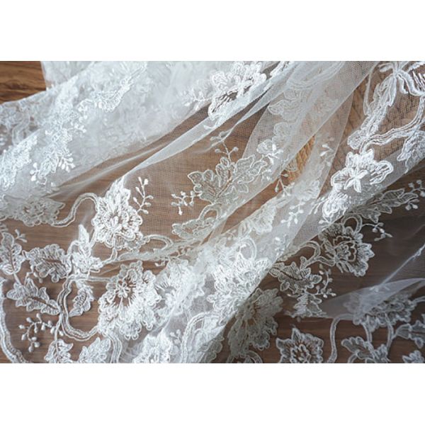 Fora da tela branca do laço do tule do vestido de casamento, o bordado perlou a tela nupcial do laço do marfim