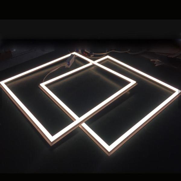 A luz de teto moderna brilhante super conduziu a luz de painel do quadro com tamanho diferente