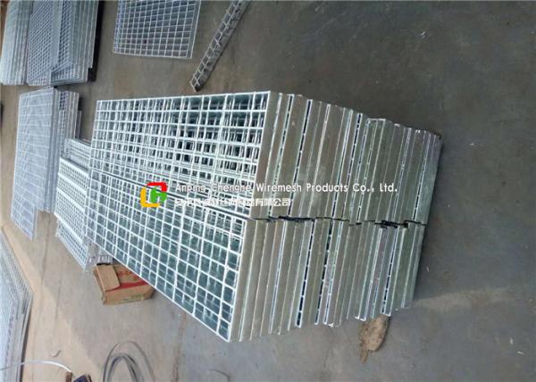 Stair Tread Serrated Steel Grating Custom Width HDG Surface Treatment