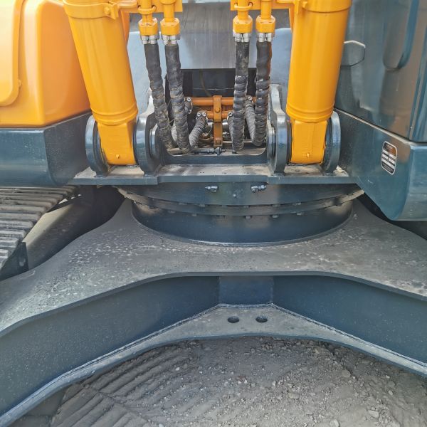 Year 2017 Used R220-9S Excavator Ideal for Middle East and South America Construction