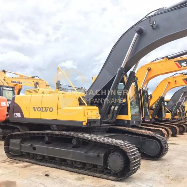 Excavateur d'occasion polyvalent Volvo EC290B avec une largeur de transport de 3,1 m et une puissance de 153 kW