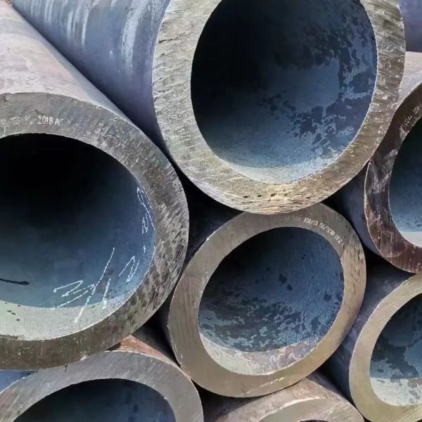 Oiled Seamless Steel Pipe Equipped with Plastic Pipe Cap End Protector Providing Strength and Corrosion Protection