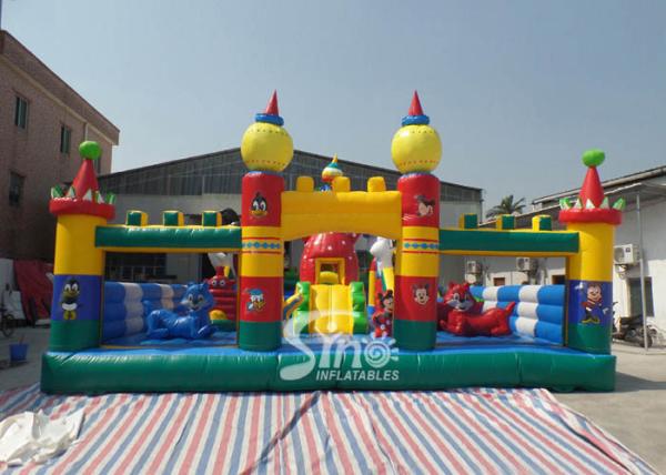 Campo de jogos inflável das crianças exteriores de Tom e de Jerry feito do material de encerado do pvc de 0.55mm para a cidade inflável do divertimento das crianças
