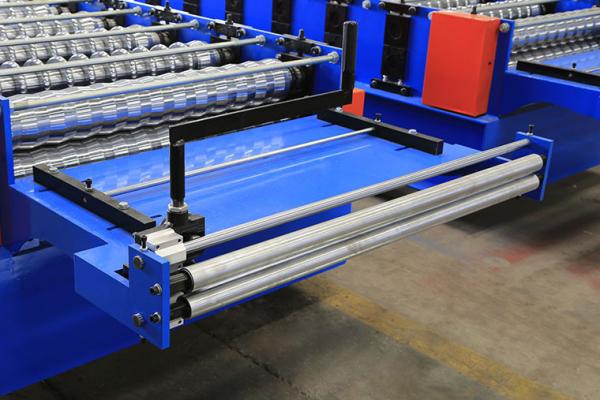 Rolo corrugado eficiência elevada do telhado que forma a máquina com cortador de Cr12Mov