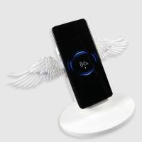 O telefone plástico bonito voa o carregador sem fio 5V 1.67A com luz do diodo emissor de luz