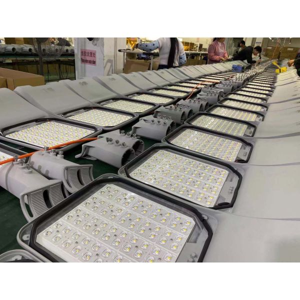 100w IP68 Waterproof LED Street Lights 4mm Thick Tempered glass Cover