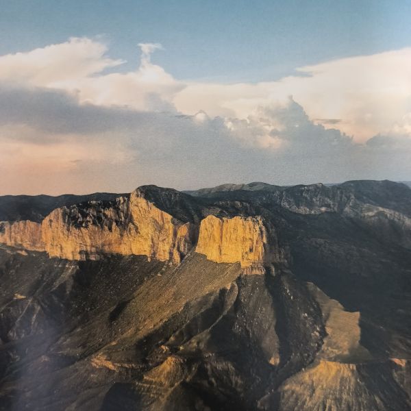 Миля выше Техаса. Профессиональная печатная служба столовой книги с глянцевой ламинированной обложкой и глянцевой художественной бумагой.