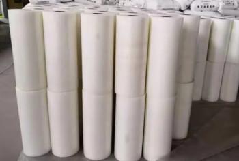 Película laminada a frio em relevo, solúvel em água, para uso industrial