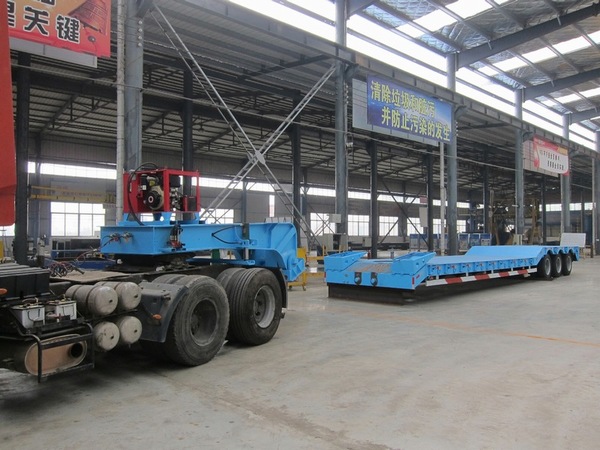 El tren de aterrizaje estándar de 60 metros cúbicos, el tractor lateral hidráulico, el tirador, el semirremolque