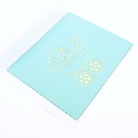 O Pram 3D do bebê estala acima do cartão com impressão de offset branca da cor do envelope CMYK