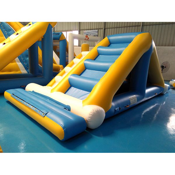 Escalera inflable comercial con la lona del PVC de 0.9m m para los juegos del deporte acuático