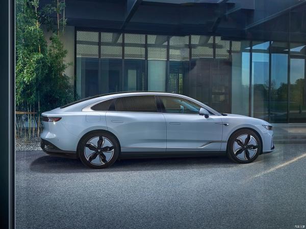 Voyah Lantu Chasing Light ZHUIGUANG EV PHEV Sedan 730km Range Electrical Plug-in Hybrid