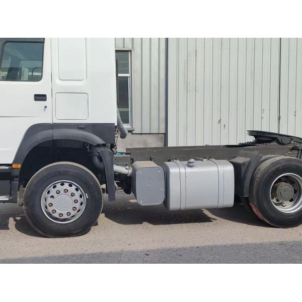 Professional Design Used Left Hand Drive Sinotruk HOWO T7h 440HP 500HP 6X4 Tractor Truck