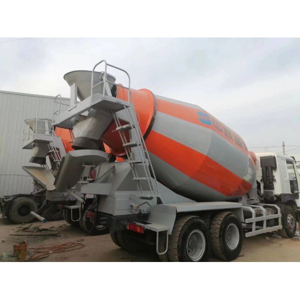 6×4 Sinotruck HOWO Микширующий танкер с размером 8500x2500x3600 мм