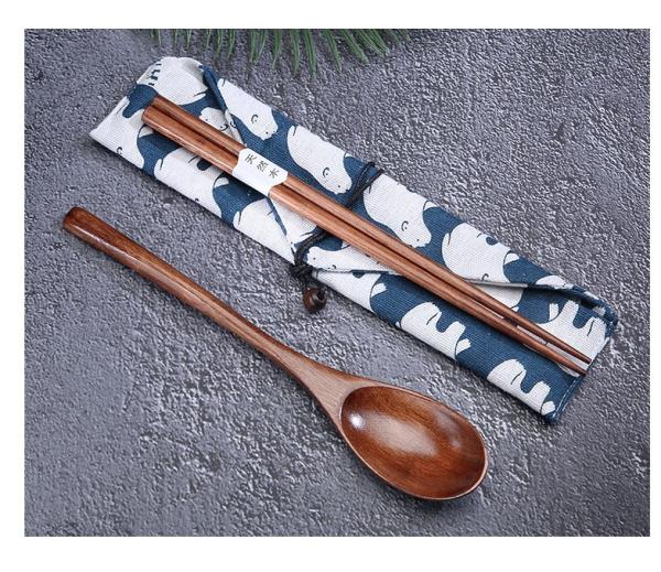 Do agregado familiar de madeira reusável dos utensílios do estilo japonês hashis e grupo de madeira da colher