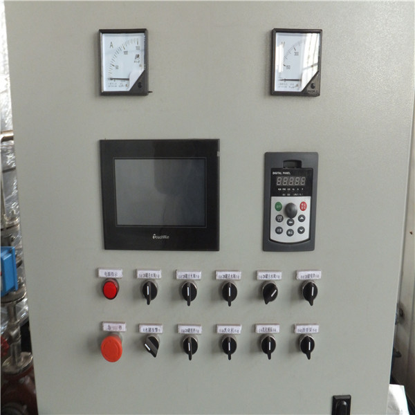 Дорога асфальта высокой отметки вымощая делая эмульсию машину