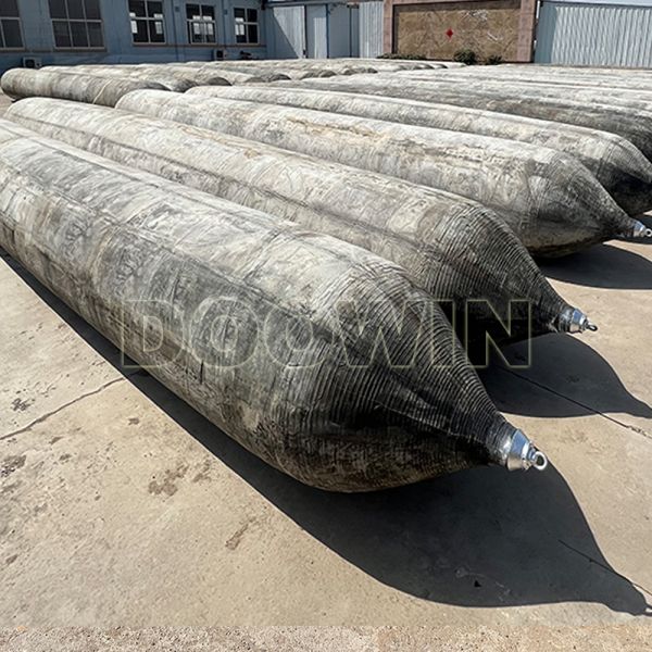 Black Heavy Lifting Airbags , Inflatable Marine Rubber Airbags For Vessel Upslip / Landing