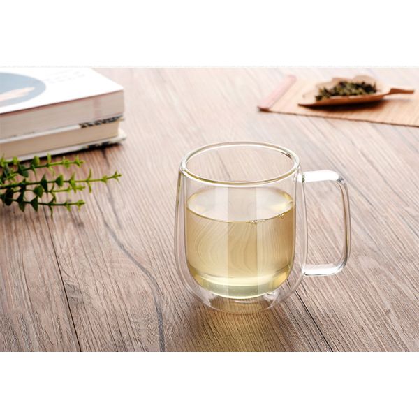 Легкой чашки эспрессо владением изолированные ручкой, чашка молока боросиликатного стекла