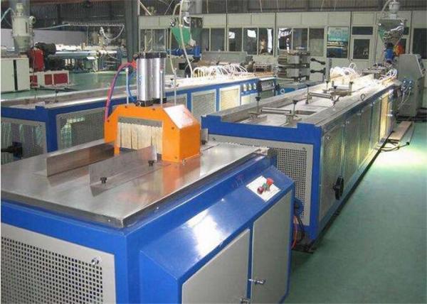 Máquina do perfil de Wpc do painel da porta/linha plásticas de madeira da extrusão fácil à operação
