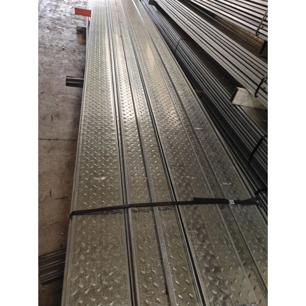 Строительство тяжеловесных промышленных мезанинных полов с использованием стальной плиты