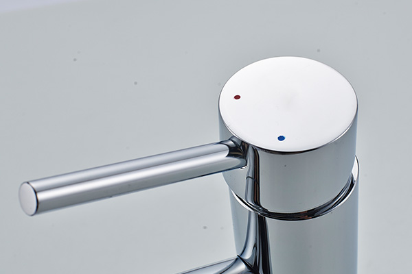 Modern Fashion Designed Bathroom Basin Faucets Deck Mounted ROVATE 693-1