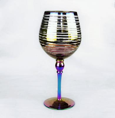 Os círculos do laser modelam a haste iridescente de Crystal Wine Glass With Pearl