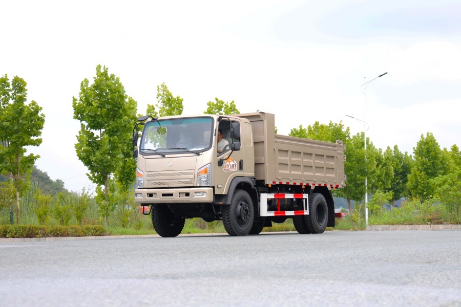 Export Dongfeng four-wheel-drive flathead dump truck