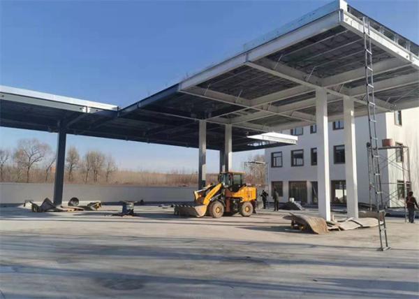 組立て式に作られた鉄骨構造の給油所は金属の建物に電流を通した
