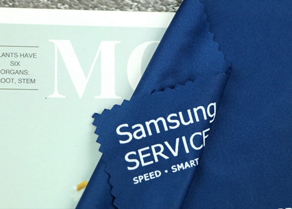 Темно-синая ткань стекел Микрофибер края зигзага с белым Силк логотипом печатания