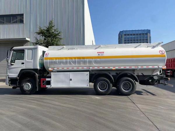 6x4 20000L Sinotruk Howo Tanker Truck 371hp LHD Driving