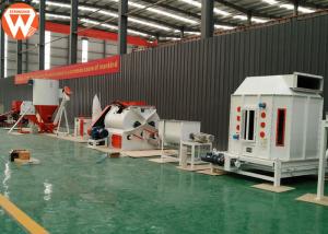La fabrication manuelle d'alimentation des animaux usine le poulet d'animal de