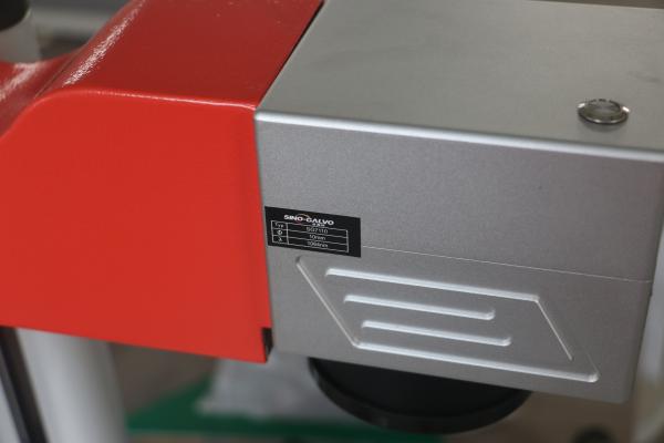 デスクトップ ミニファイバーレーザー名札マークマシン 20W 30W 回転軸付き