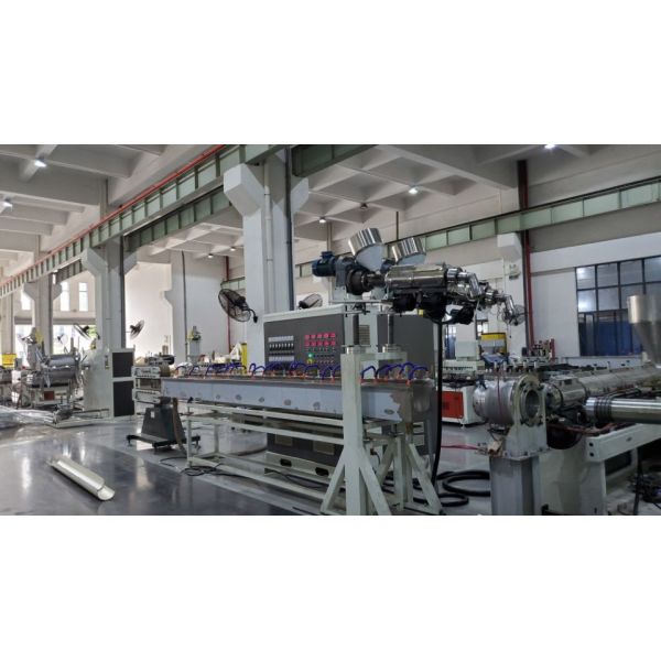 Машина усиленная сталью трубы PVC 50HZ 800kg/H 160kw для продукции