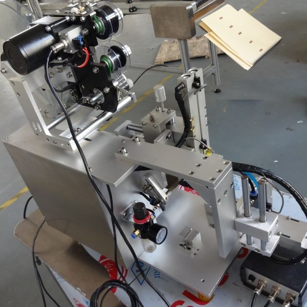 Automatic Manual Flat Mylar Bag Labeling Machine Label Applicator For Cardboard Boxes