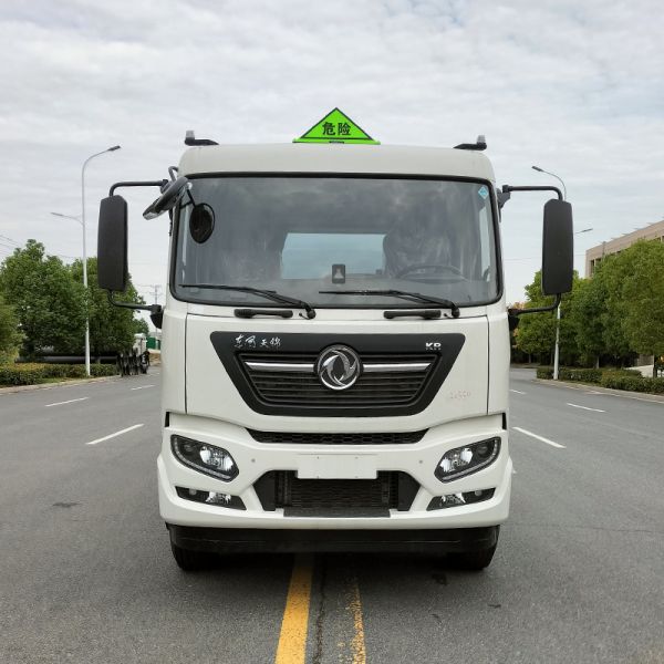 10.3 Cubic Meter Dongfeng D9 4x2 Corrosive Tank Truck Maximum Speed 79 Km/H