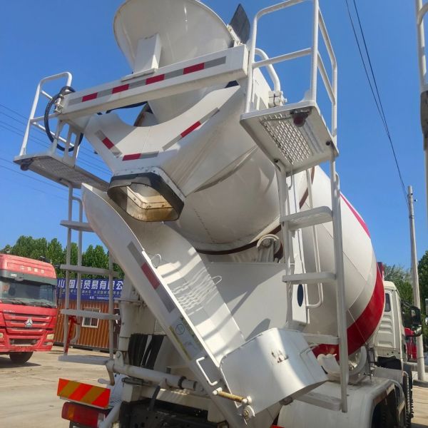 Industrial Mixer Truck Featuring Hydraulic Steering System and 8 Displacement for Mixing