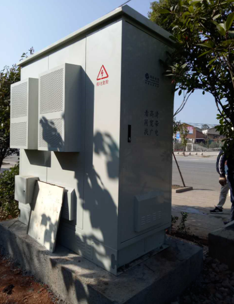 La prueba del tiempo galvanizó el gabinete al aire libre de acero del equipo con Front Door y la puerta posterior