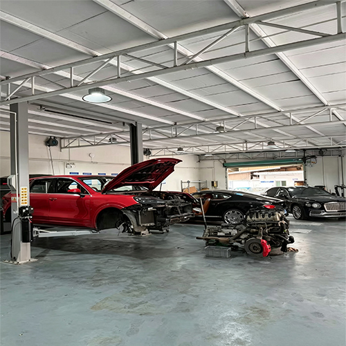 Heavy Duty Car Lifting Equipment with Barrier Free Base and Manual Release System Providing 9900lbs Capacity for Vehicle Maintenance